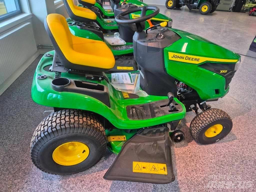 John Deere X 107 ركوب الحشائش
