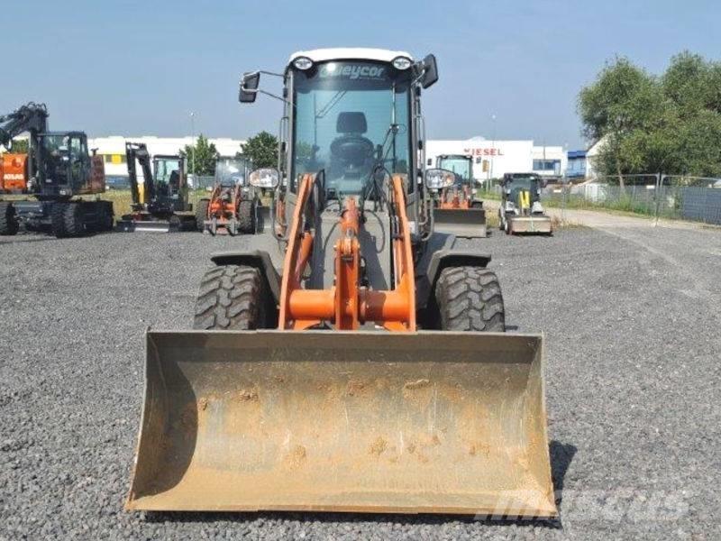 Atlas AR 480 لوادر انزلاقية التوجيه
