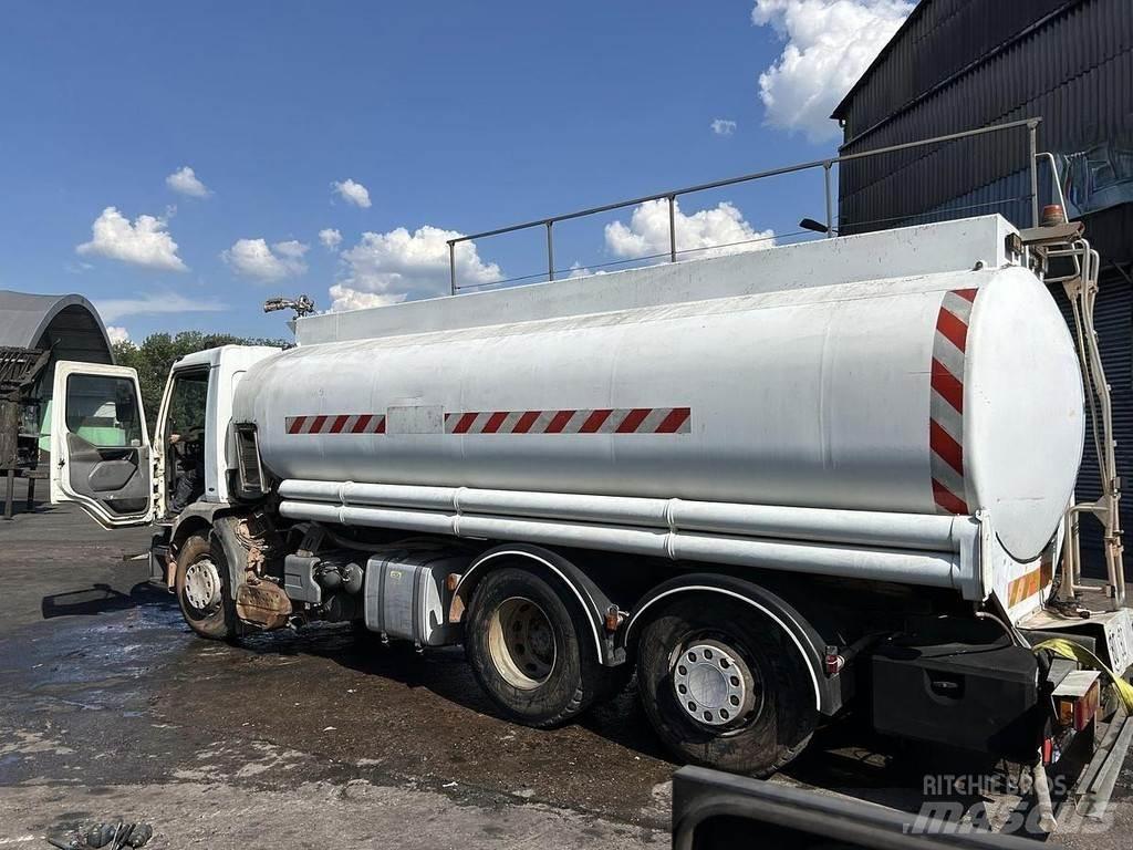 Renault 320 شاحنات ذات صهاريج