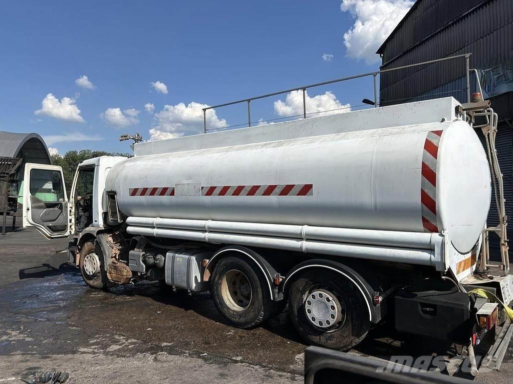 Renault 320 شاحنات ذات صهاريج