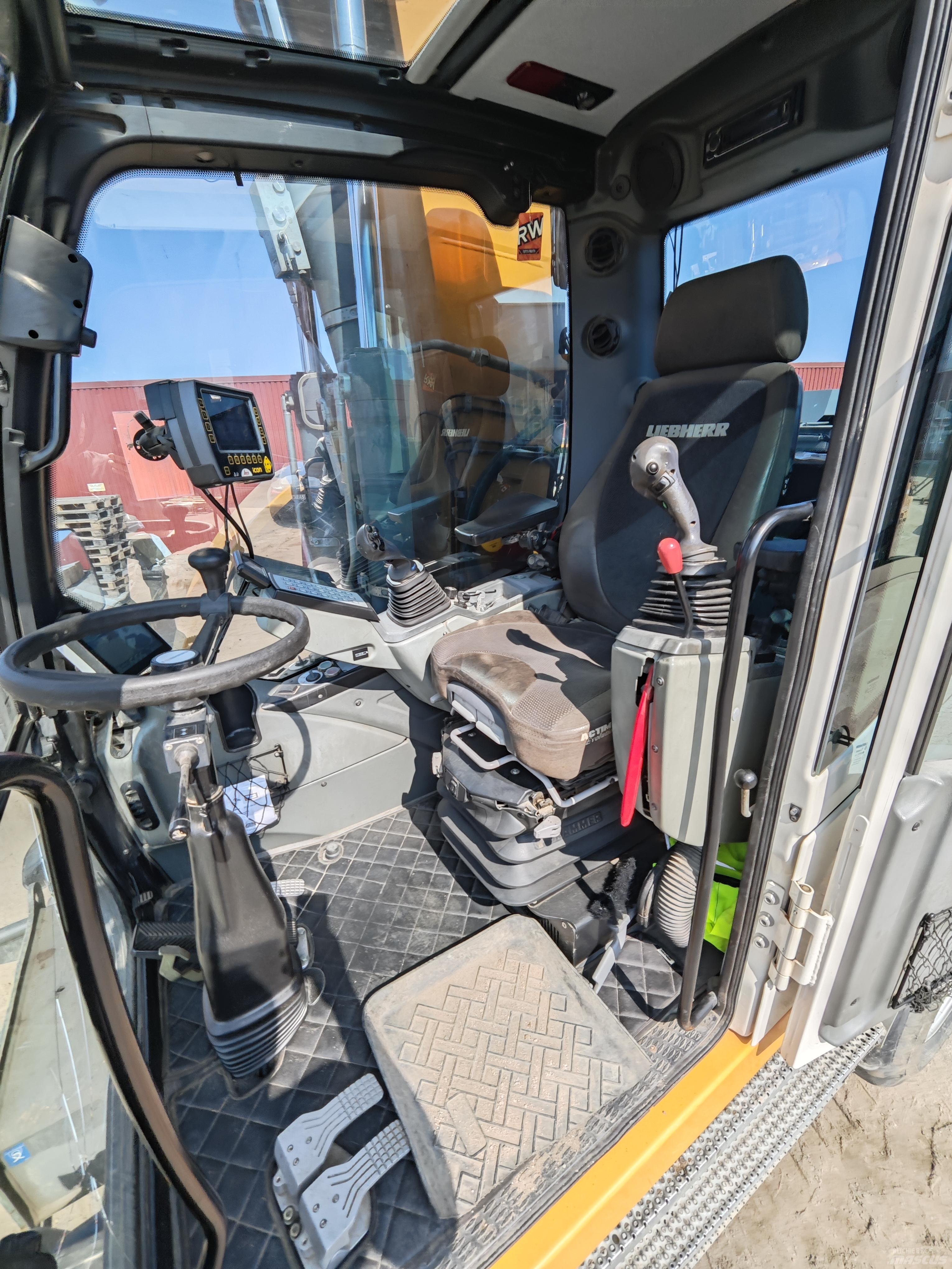 Liebherr 914 C حفارات بعجل