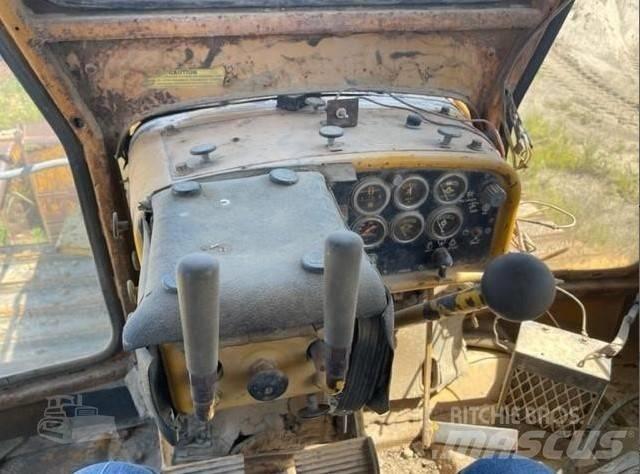 CAT D 7 G بلدوزرات مجنزرة