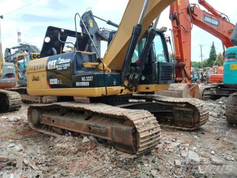 CAT 323 D L حفارات زحافة