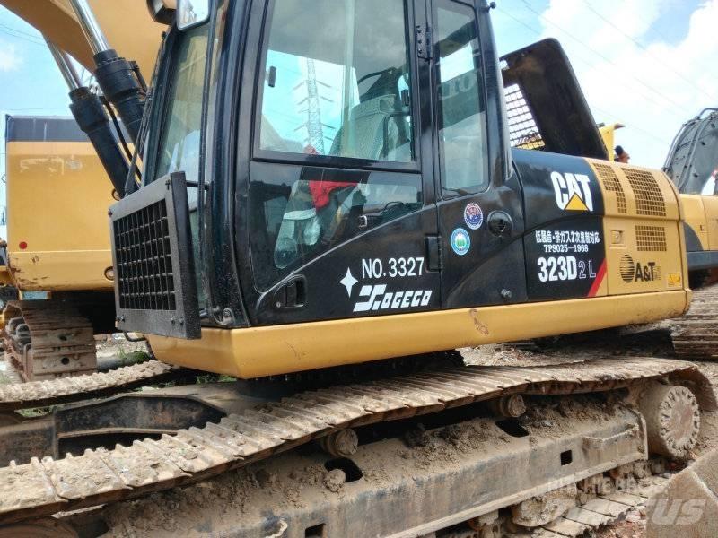 CAT 323 D L حفارات زحافة