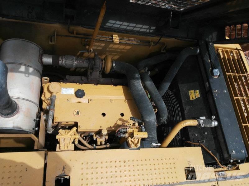 CAT 323 D L حفارات زحافة