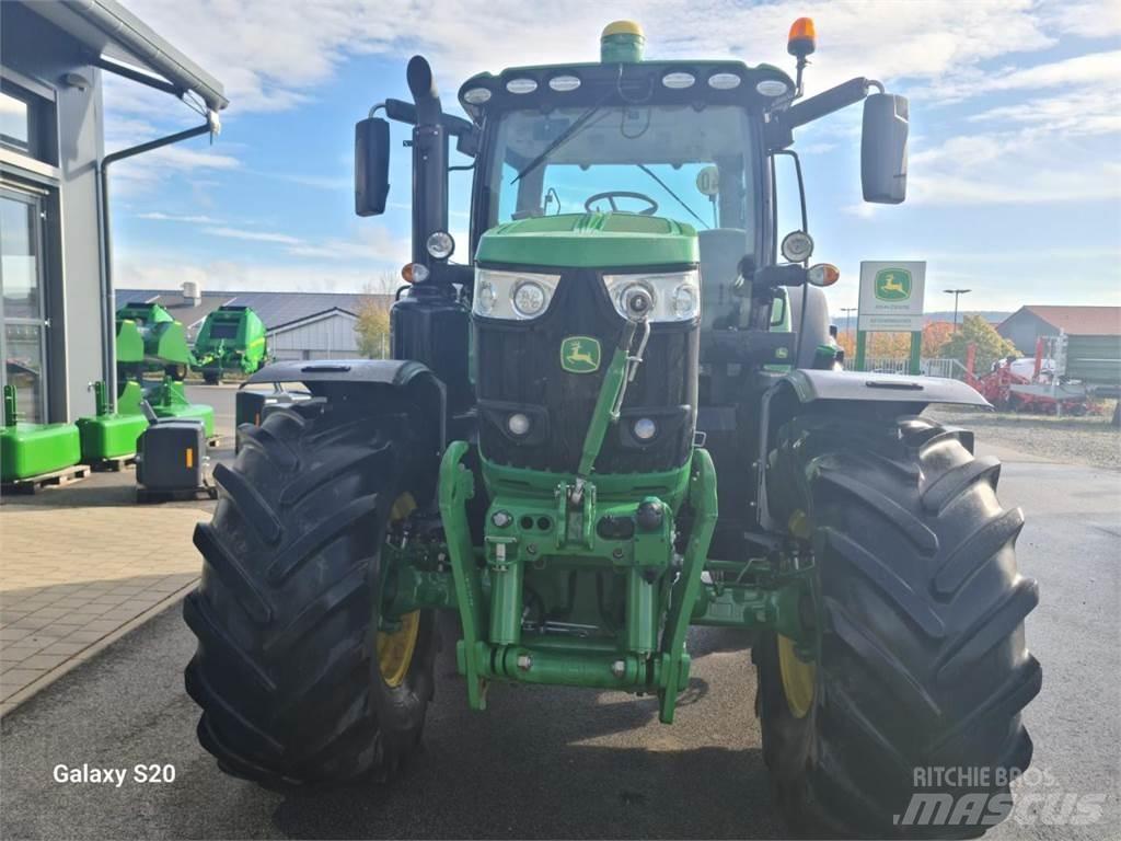 John Deere 6215R الجرارات