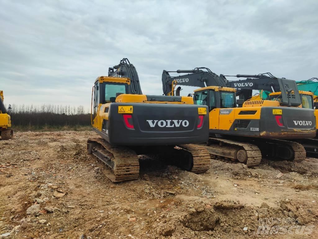 Volvo EC220D حفارات زحافة