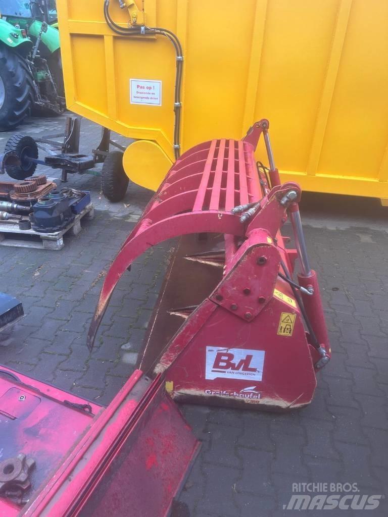 CLAAS Arion 520 CIS الجرارات