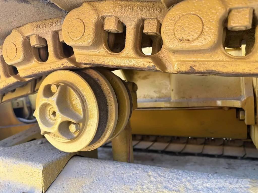 CAT D5C بلدوزرات مجنزرة