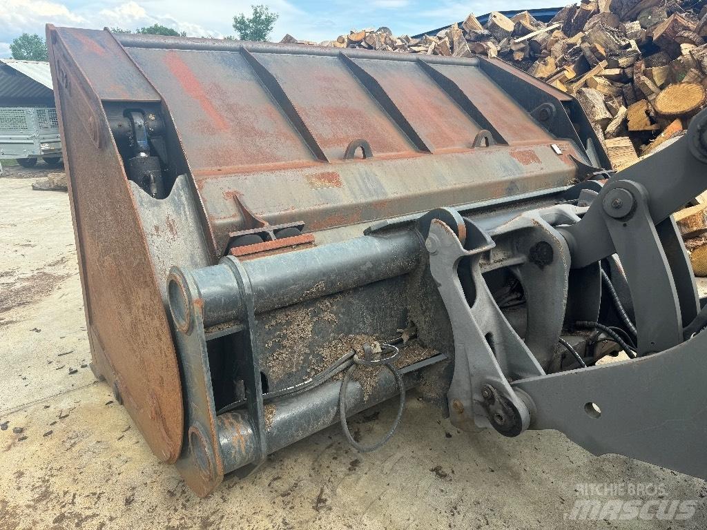 Volvo L 90 H لوادر بعجل