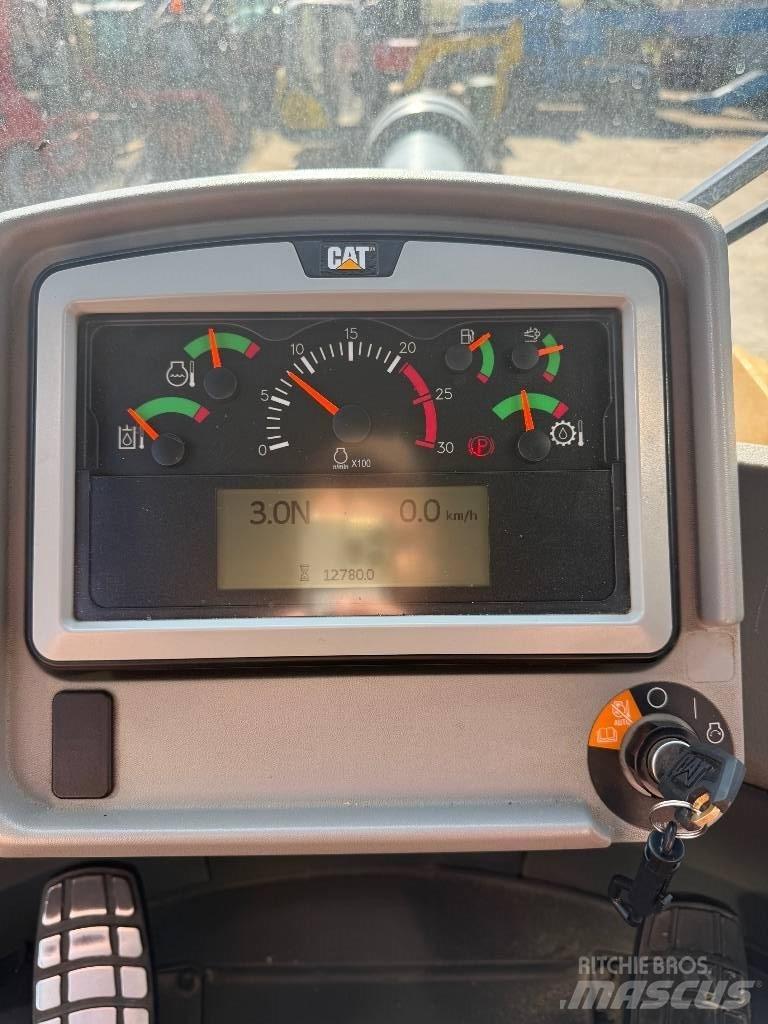 CAT 972 M لوادر بعجل