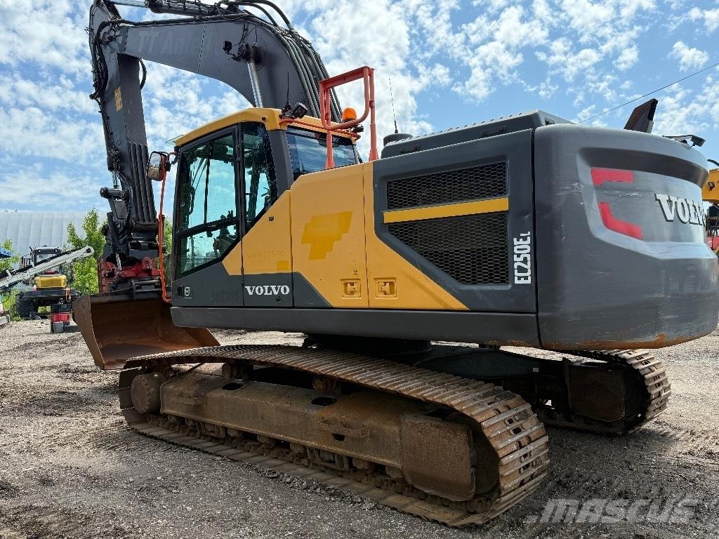 Volvo EC 250 E حفارات زحافة