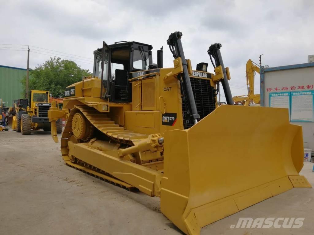 CAT D 7 R بلدوزرات مجنزرة