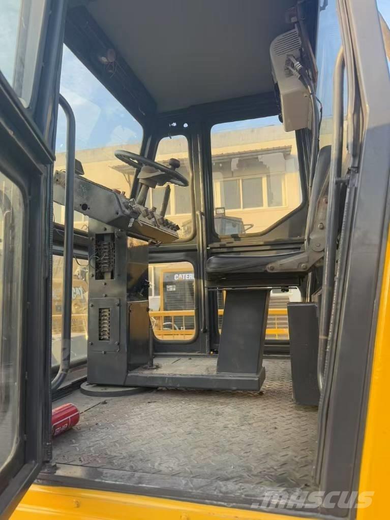 Dynapac CC 211 مداحل ثنائية الاسطوانة