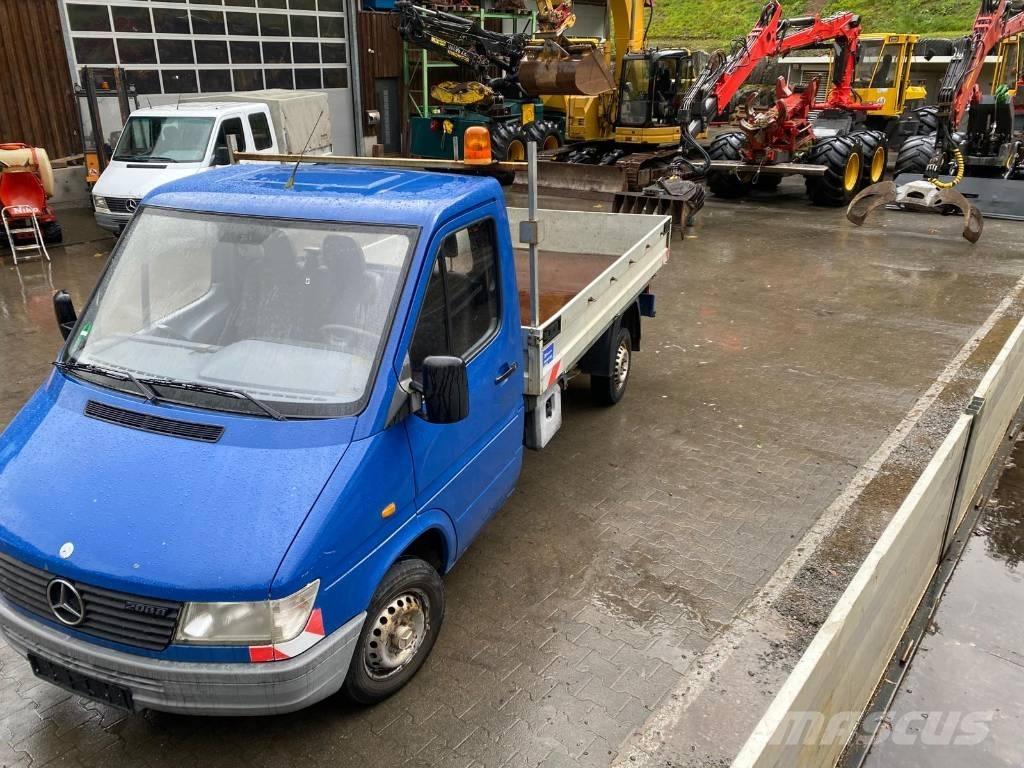 Mercedes-Benz 208 D شاحنات مسطحة/مفصلية الجوانب