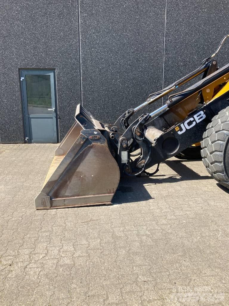 JCB 437 HT HL لوادر بعجل