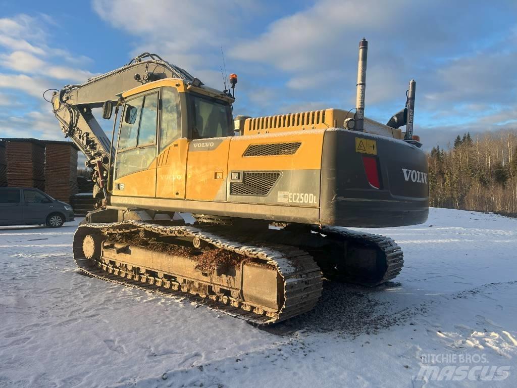 Volvo EC 250 D L حفارات زحافة