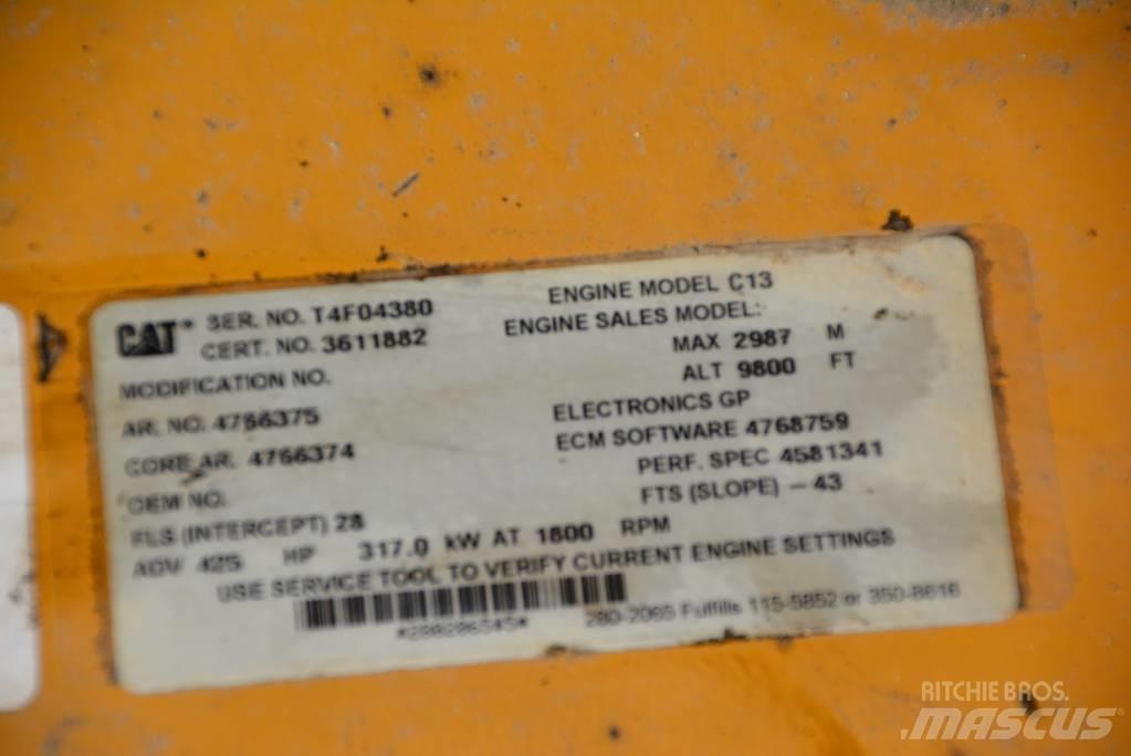 CAT 352 F L حفارات زحافة
