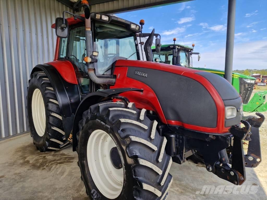 Valtra T 180 الجرارات