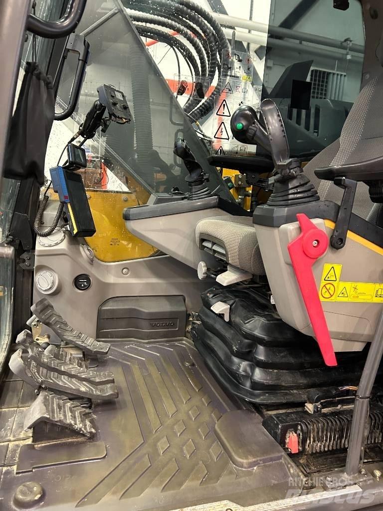 Volvo ECR 235 E حفارات زحافة