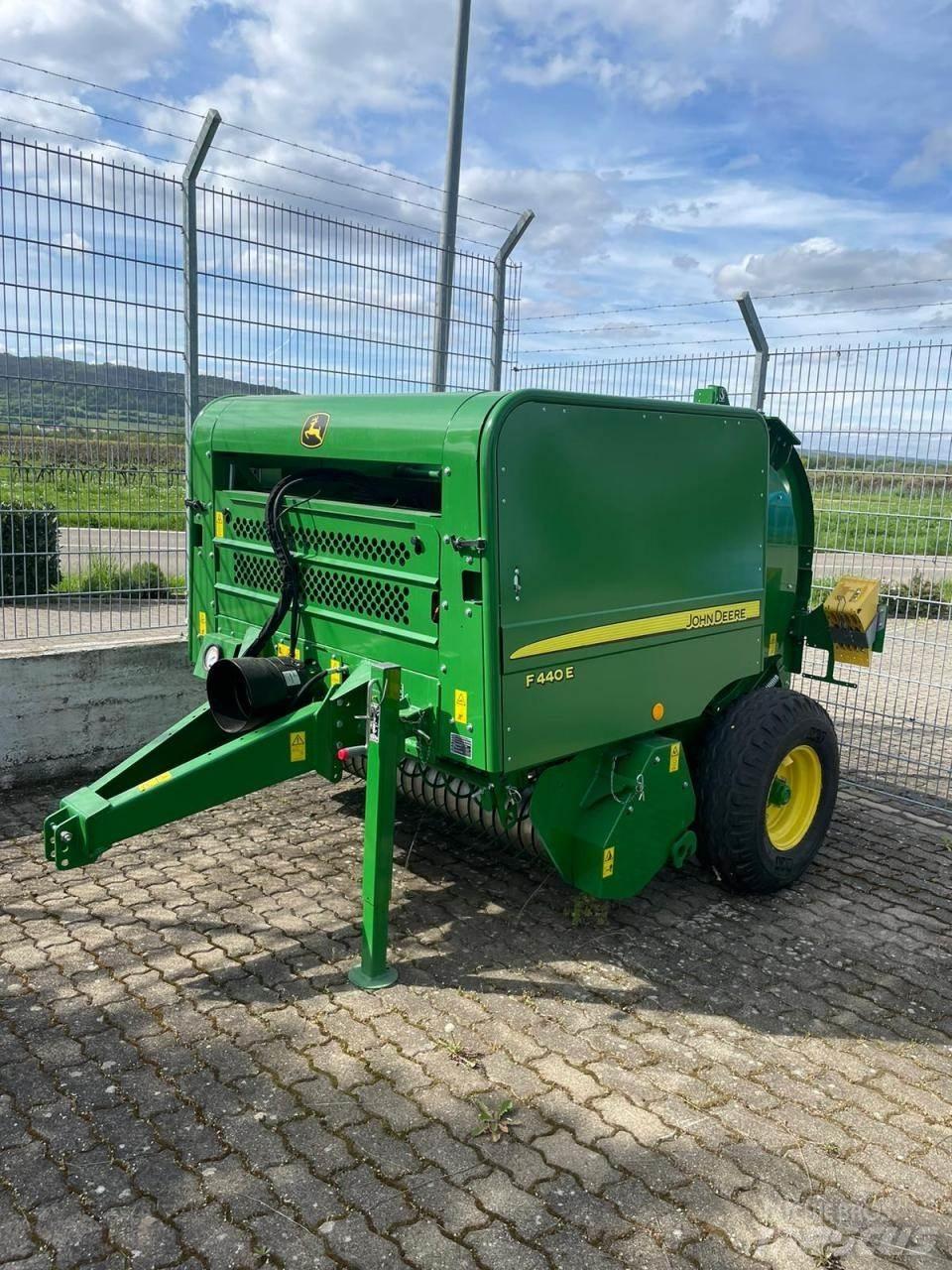 John Deere F440E محزمات مستديرة
