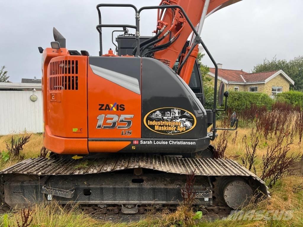Hitachi ZX 135 US-7 حفارات زحافة