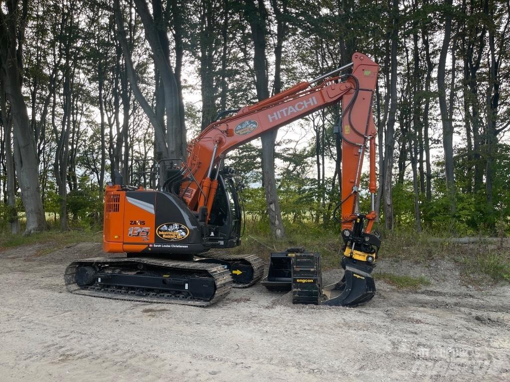 Hitachi ZX 135 US-7 حفارات زحافة