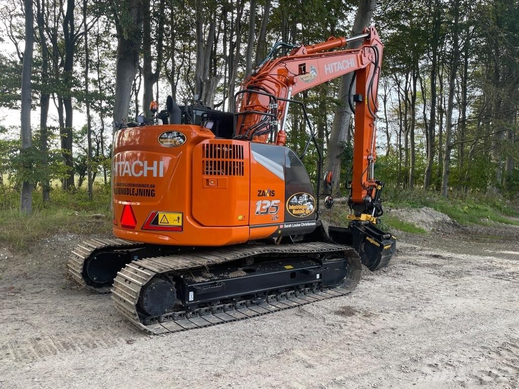 Hitachi ZX 135 US-7 حفارات زحافة