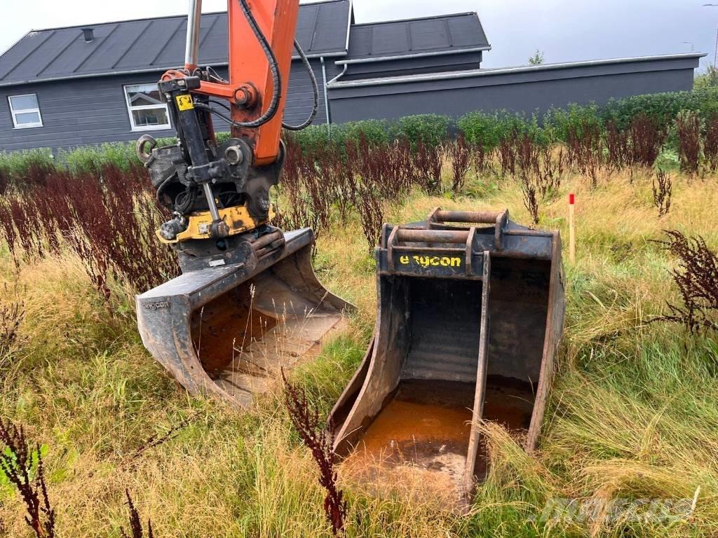 Hitachi ZX 135 US-7 حفارات زحافة