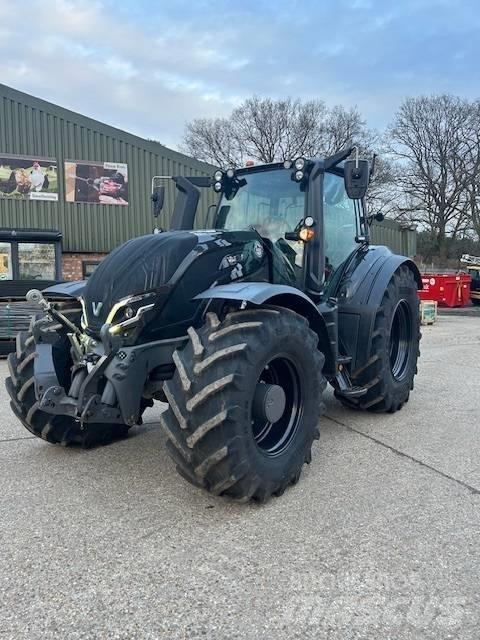 Valtra T 235 D الجرارات