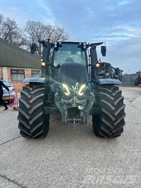 Valtra T 235 D الجرارات