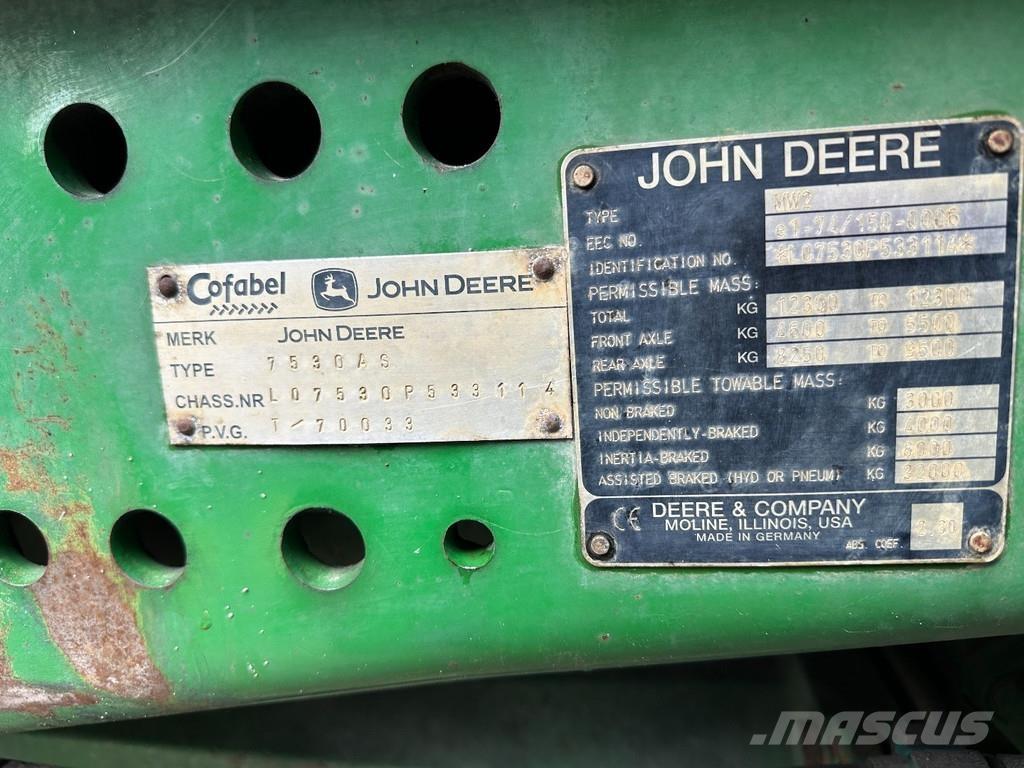 John Deere 7530 الجرارات