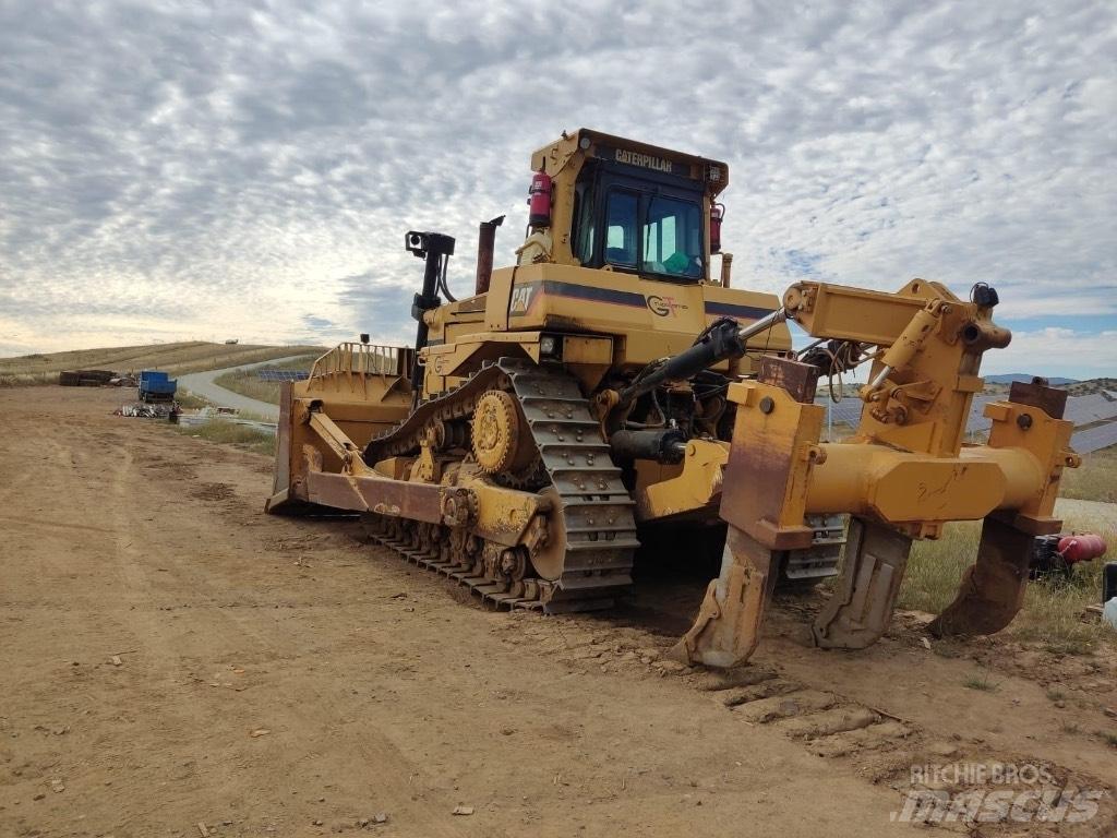 CAT D 9 R بلدوزرات مجنزرة