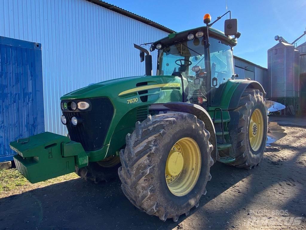 John Deere 7830 الجرارات