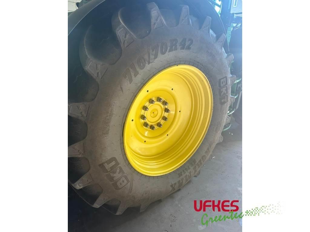 John Deere 6215 R الجرارات