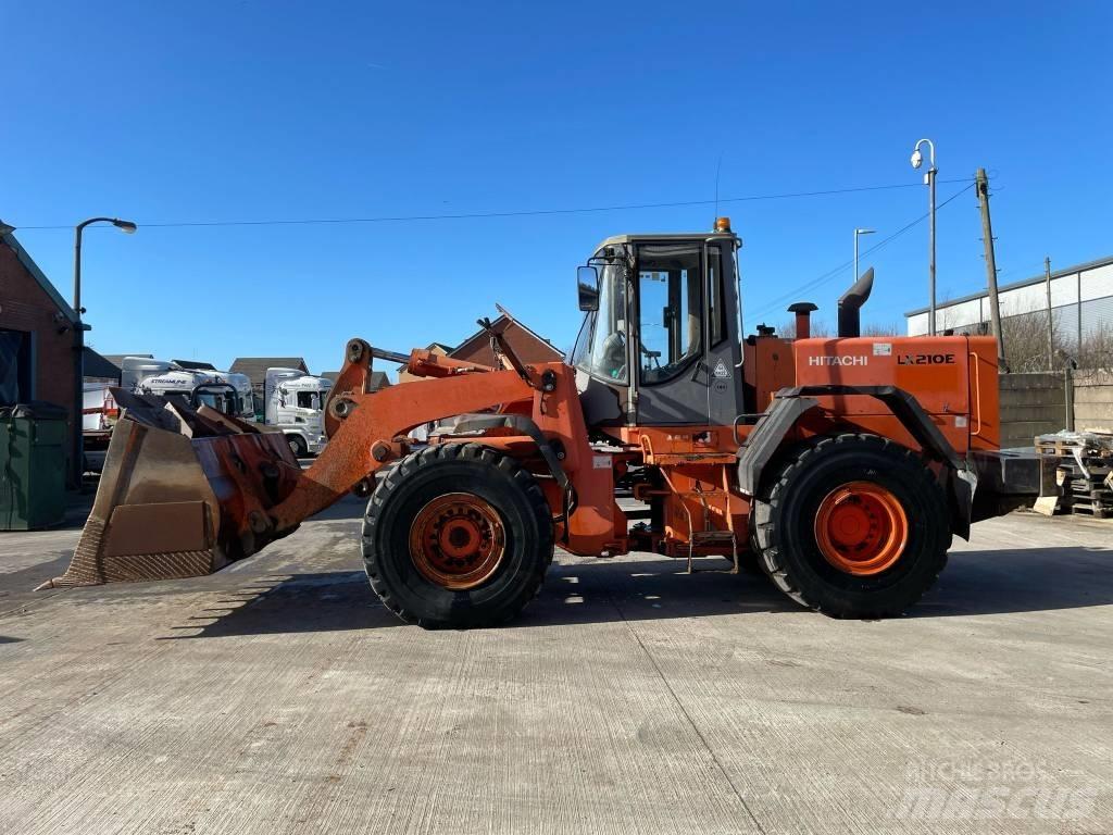 Hitachi LX 210 E لوادر بعجل