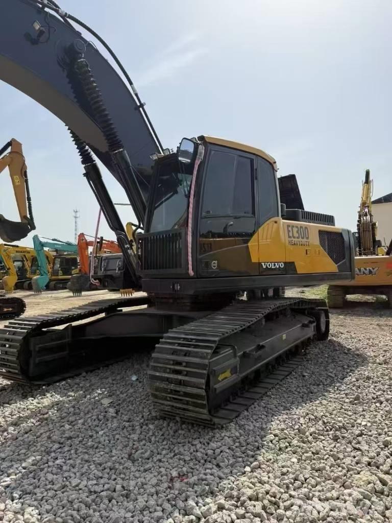 Volvo 300D حفارات زحافة