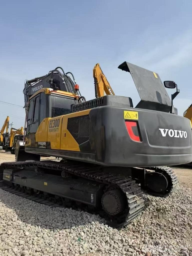 Volvo 300D حفارات زحافة