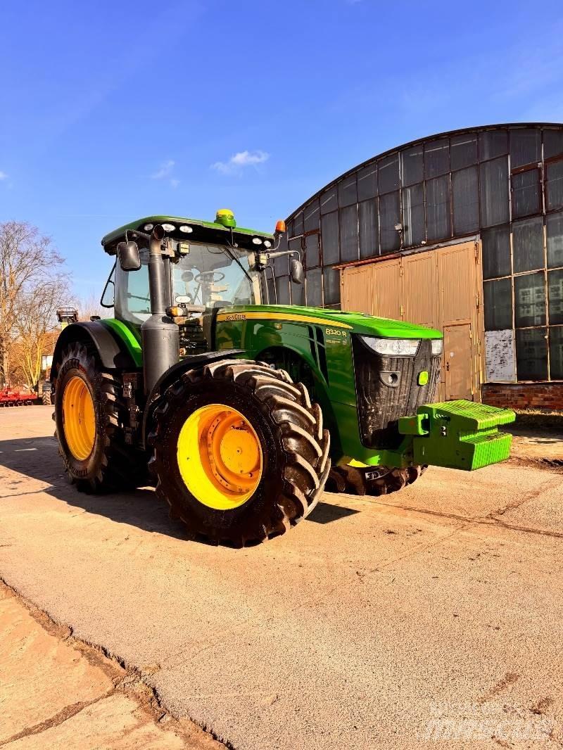 John Deere 8320 R الجرارات