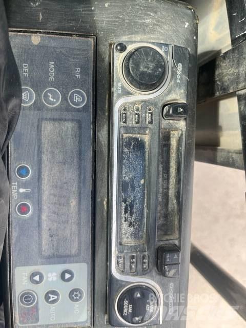 New Holland E 70 SR حفارات وسط 7 طن - 12 طن