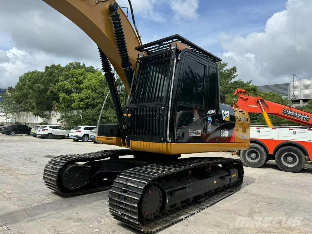 CAT 320 D2 حفارات زحافة