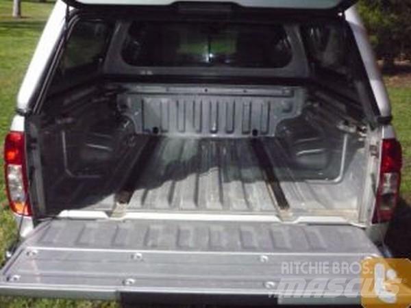 Nissan NAVARA ST-X شاحنة مقفلة