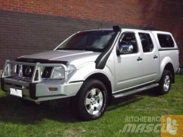 Nissan NAVARA ST-X شاحنة مقفلة
