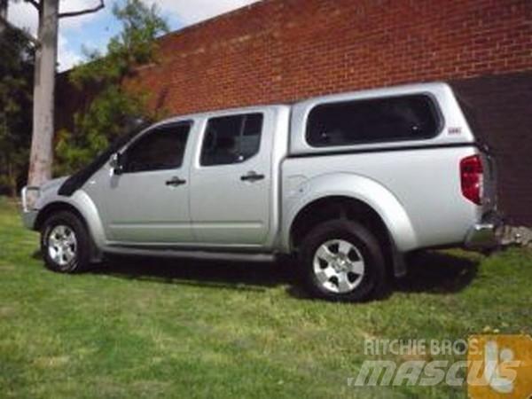 Nissan NAVARA ST-X شاحنة مقفلة