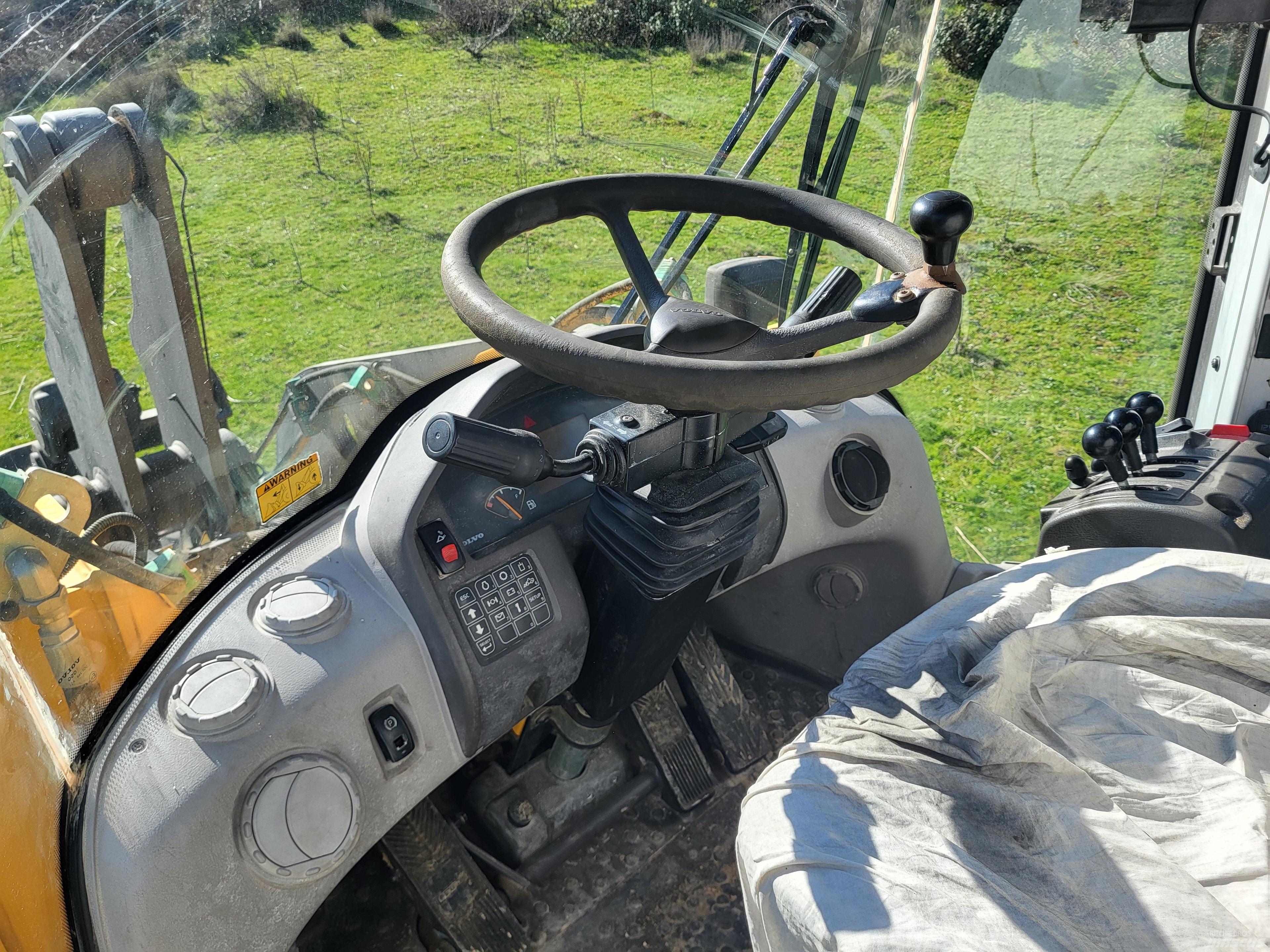 Volvo L90f لوادر بعجل