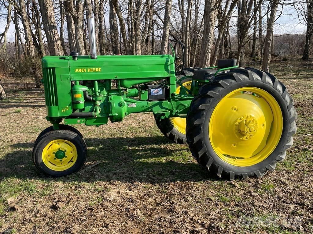 John Deere 40T الجرارات