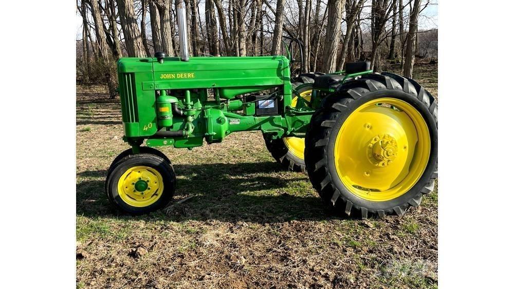 John Deere 40T الجرارات