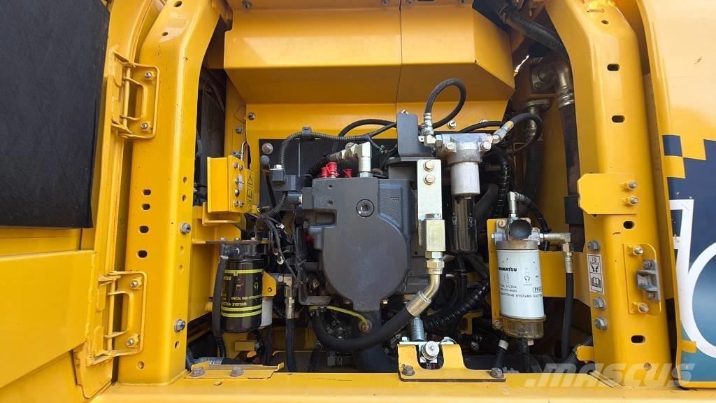 Komatsu HB 215 LC-3 حفارات زحافة