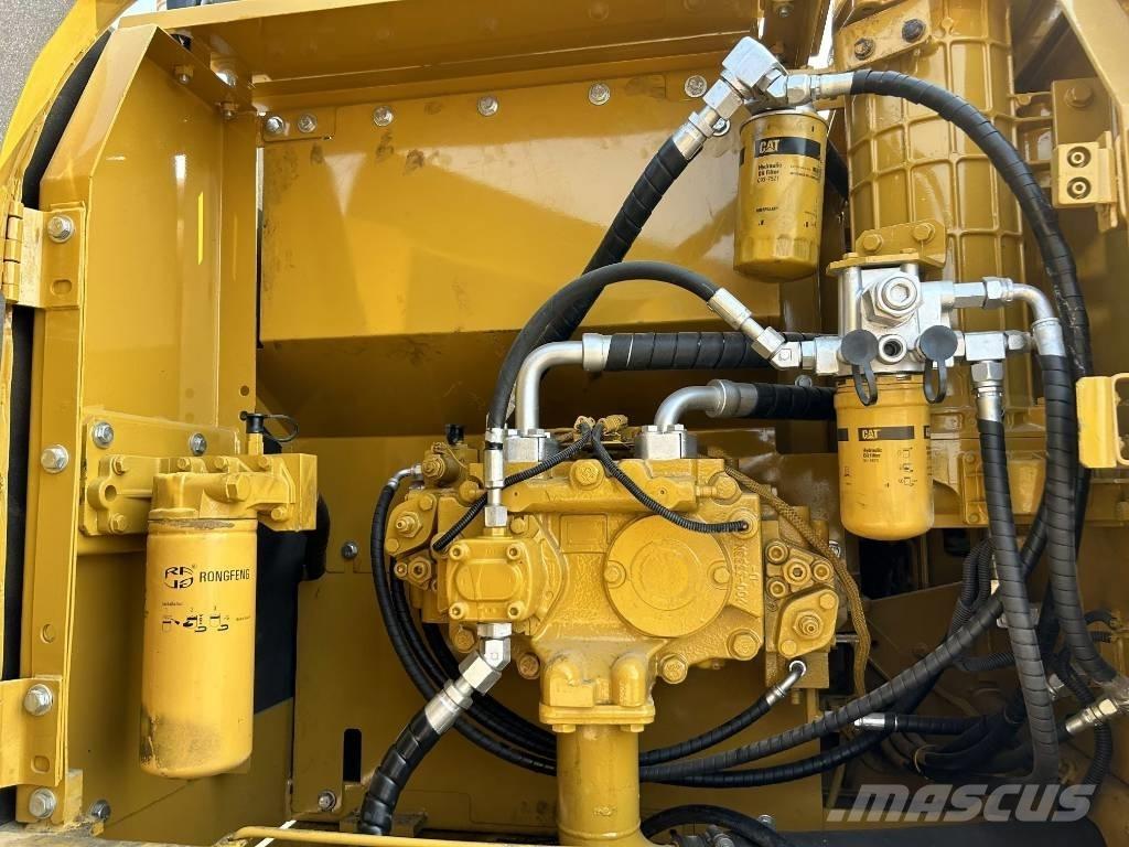 CAT 320 D L حفارات زحافة