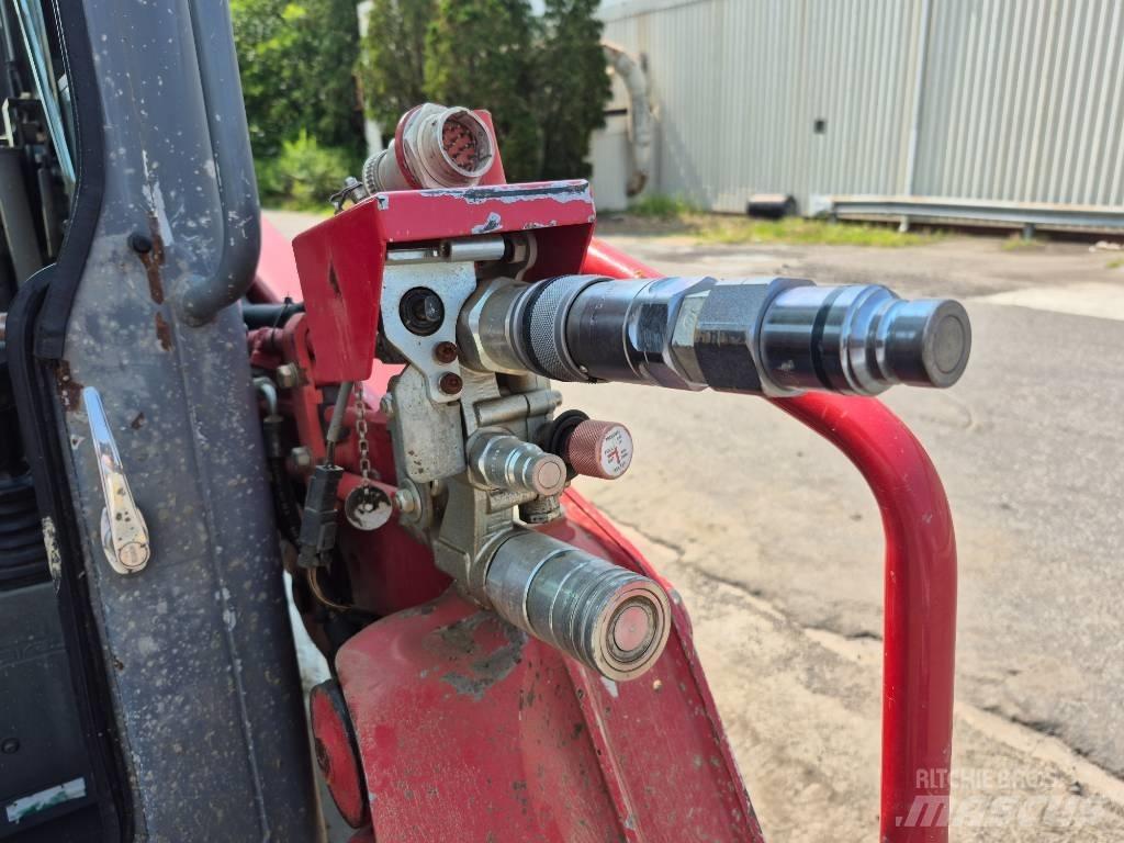 Takeuchi TL 8 لوادر انزلاقية التوجيه